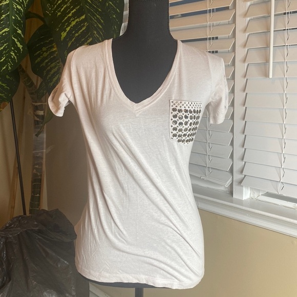 White V-Neck Top with Leopard Pocket - Picture 1 of 11